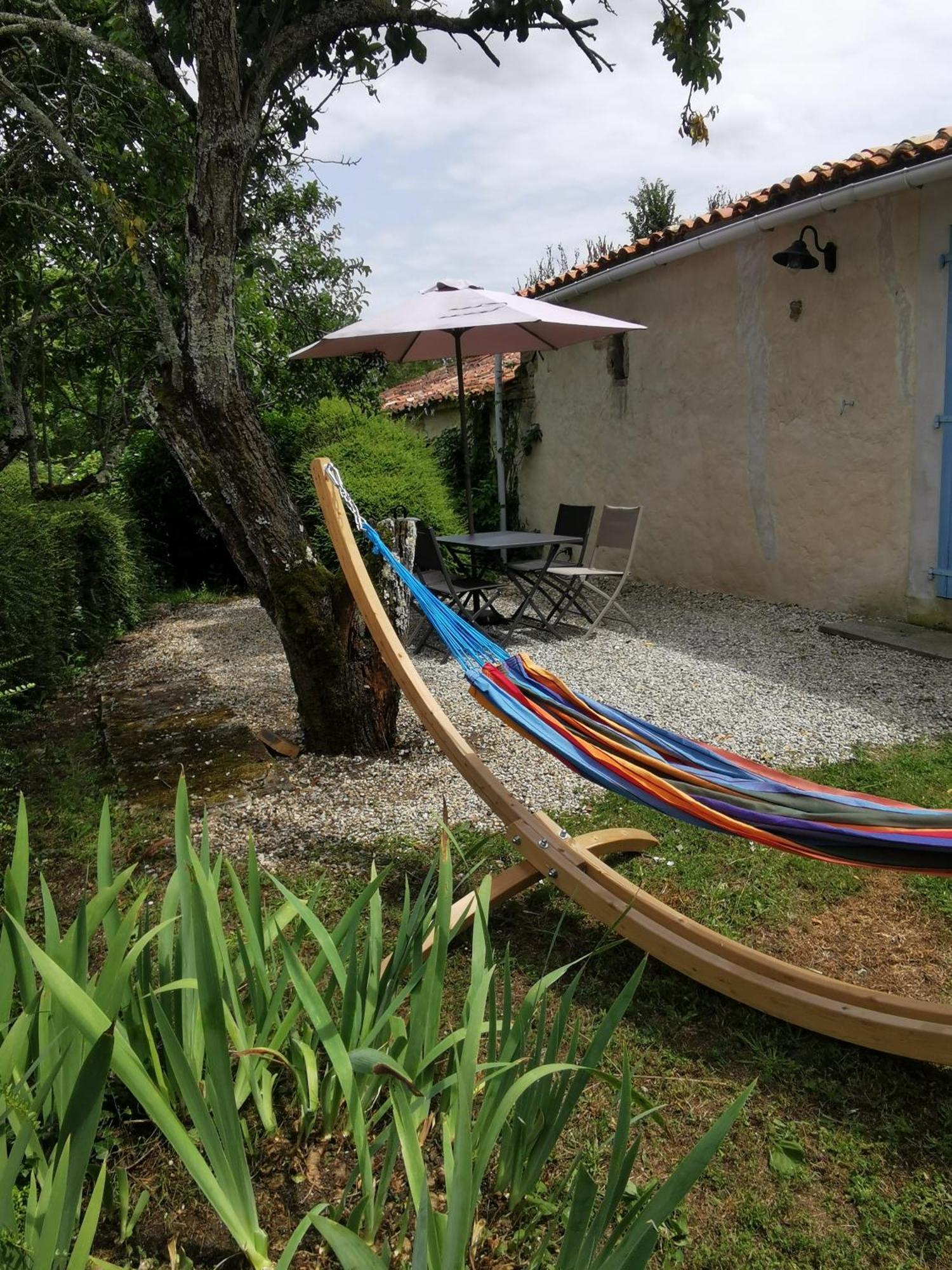 L'Enclos Bleu, Gite - Marais Poitevin Avec Piscine Chauffee Chaille-Les-Marais Exterior foto