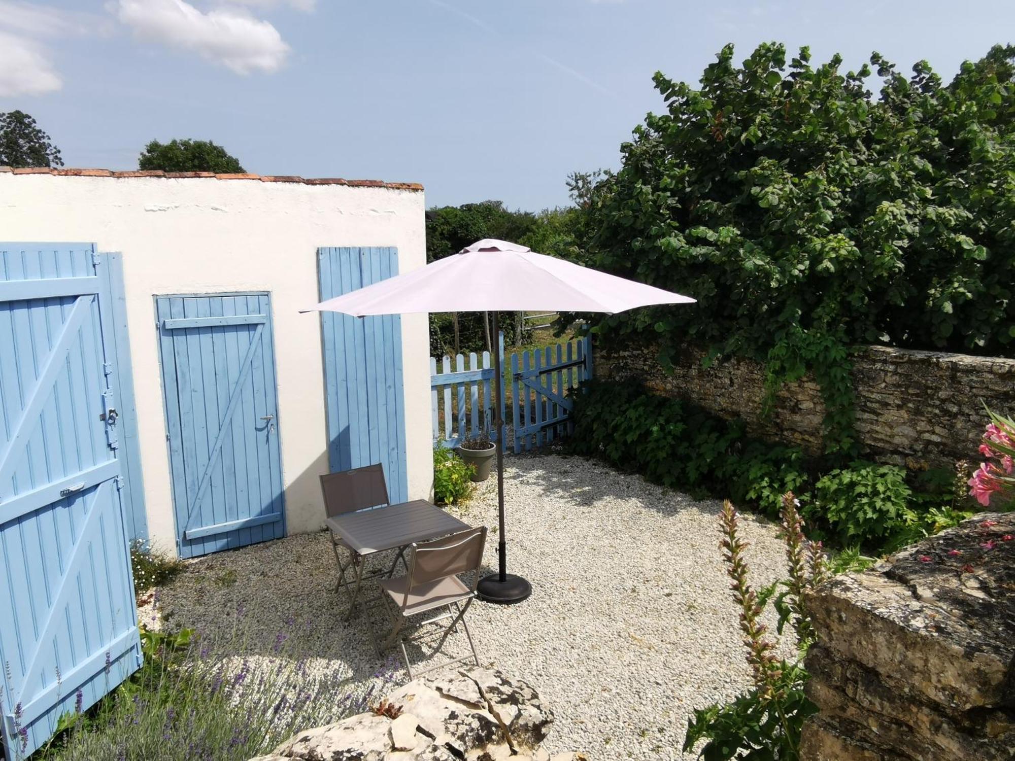 L'Enclos Bleu, Gite - Marais Poitevin Avec Piscine Chauffee Chaille-Les-Marais Exterior foto